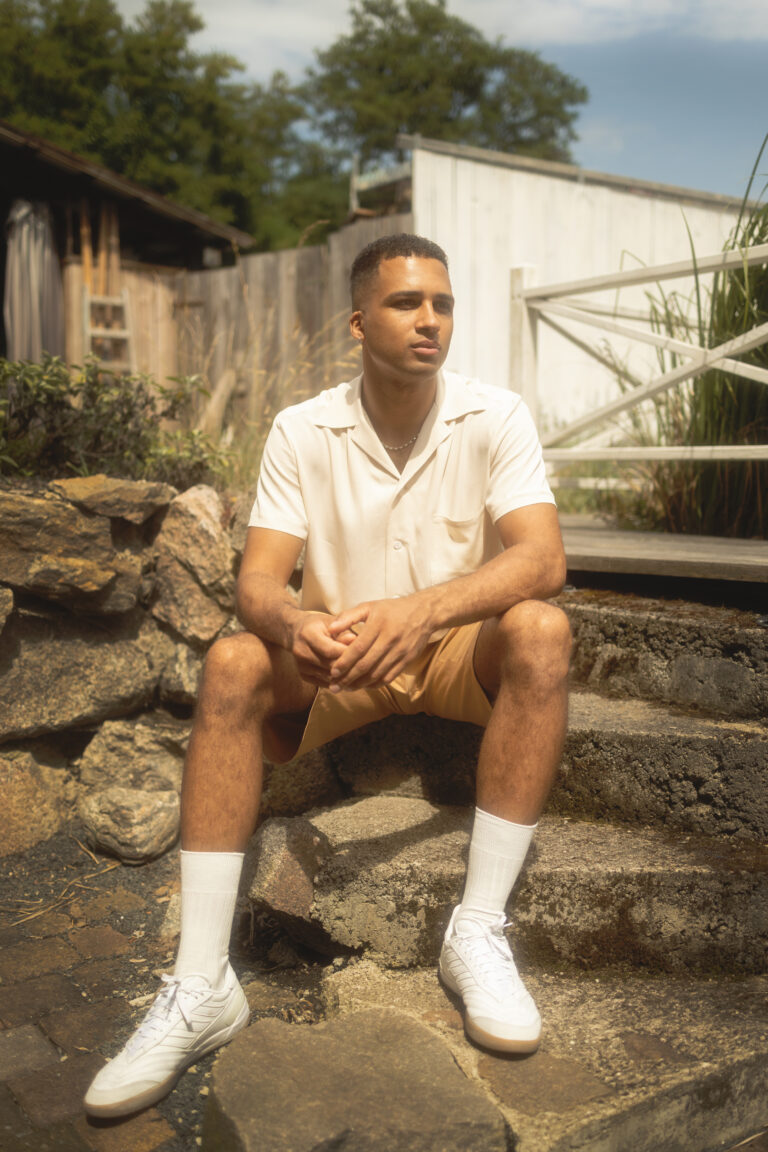 Herrenhemd und Shorts